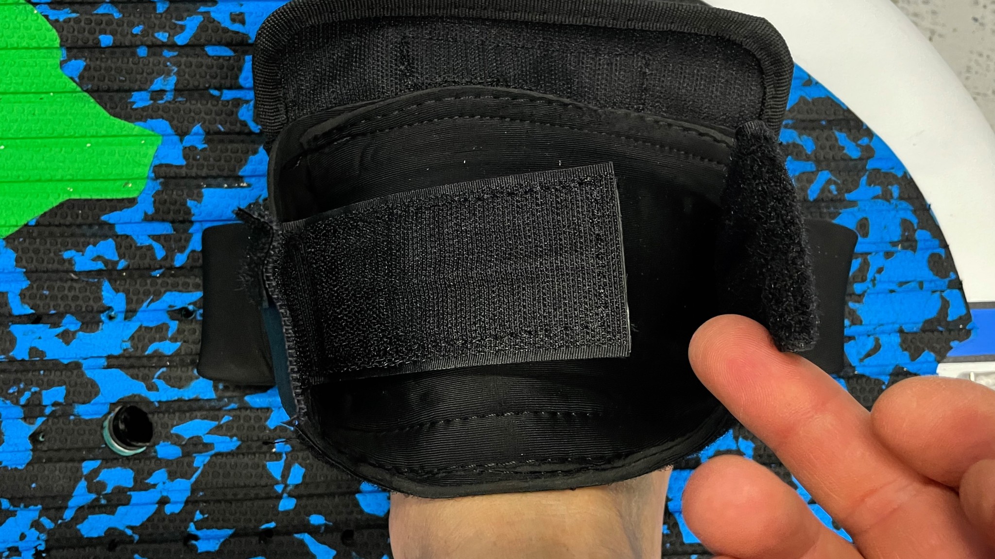 adjusting the foot strap size