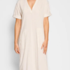 K25200-03 Capri Travel Dress Raw Moyen