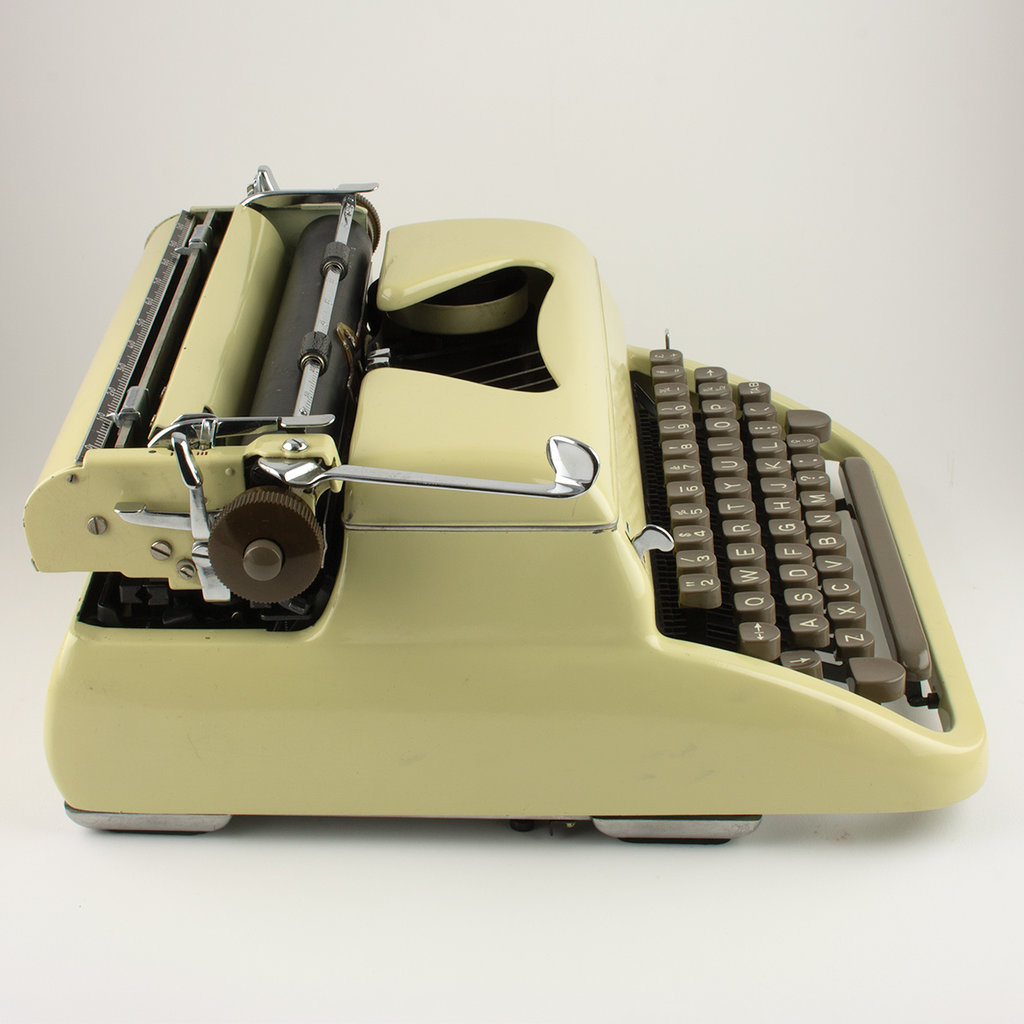 https://cdn.shoplightspeed.com/shops/613973/files/53526423/1024x1024x2/everest-yellow-typewriter.jpg