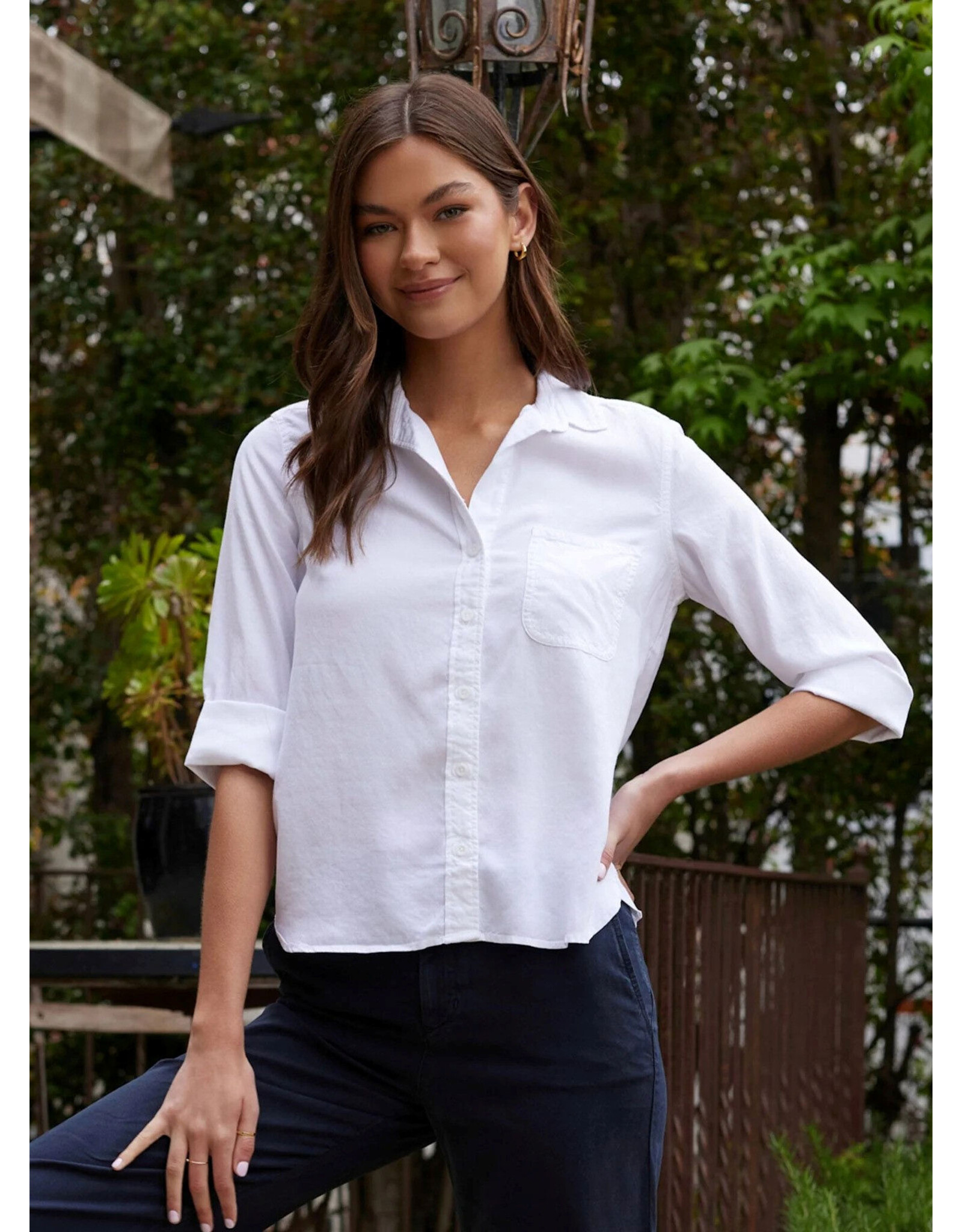 BELLA DAHL SHIRT TAIL BUTTON DOWN WHITE