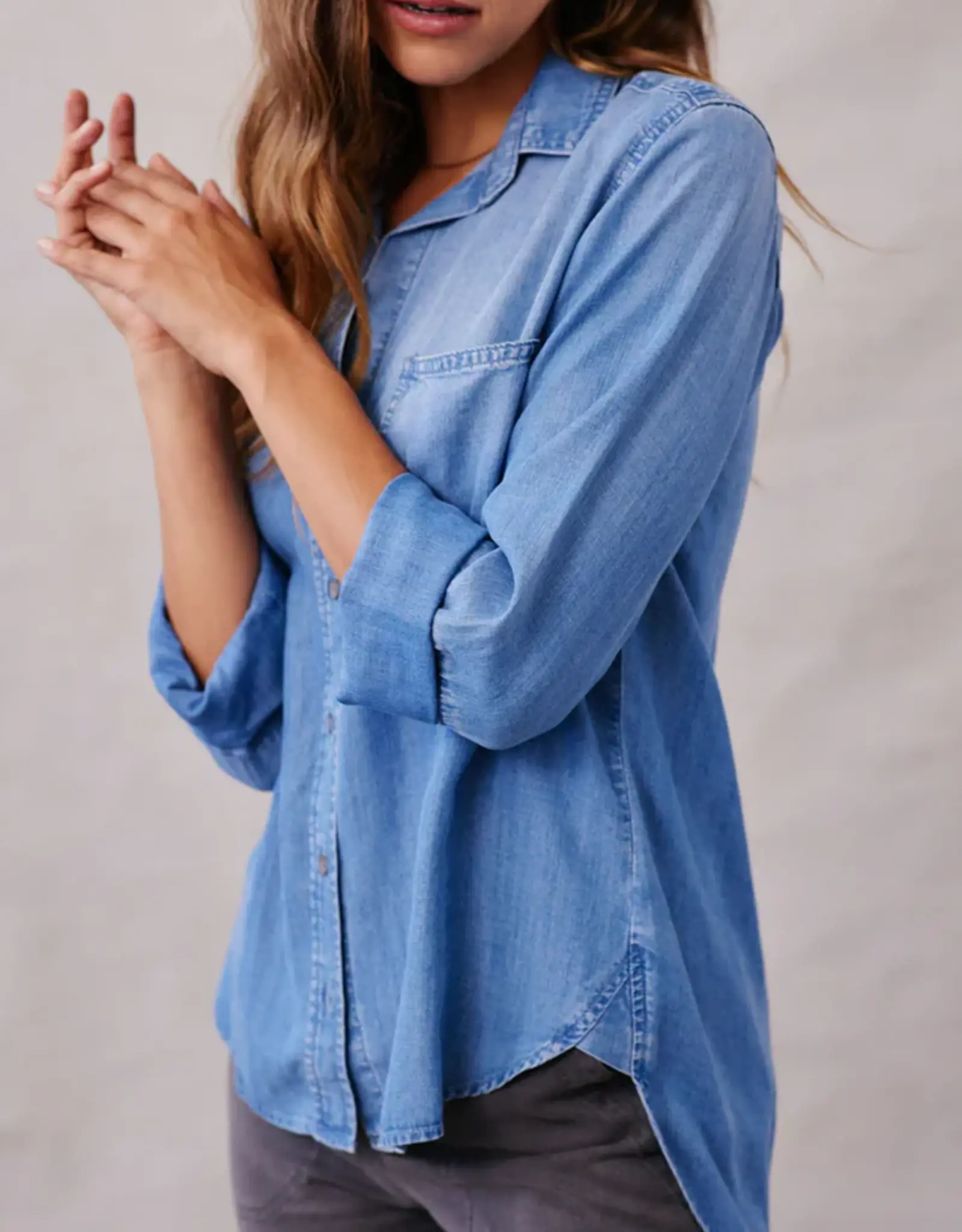 BELLA DAHL SHIRT TAIL BUTTON DOWN DENIM