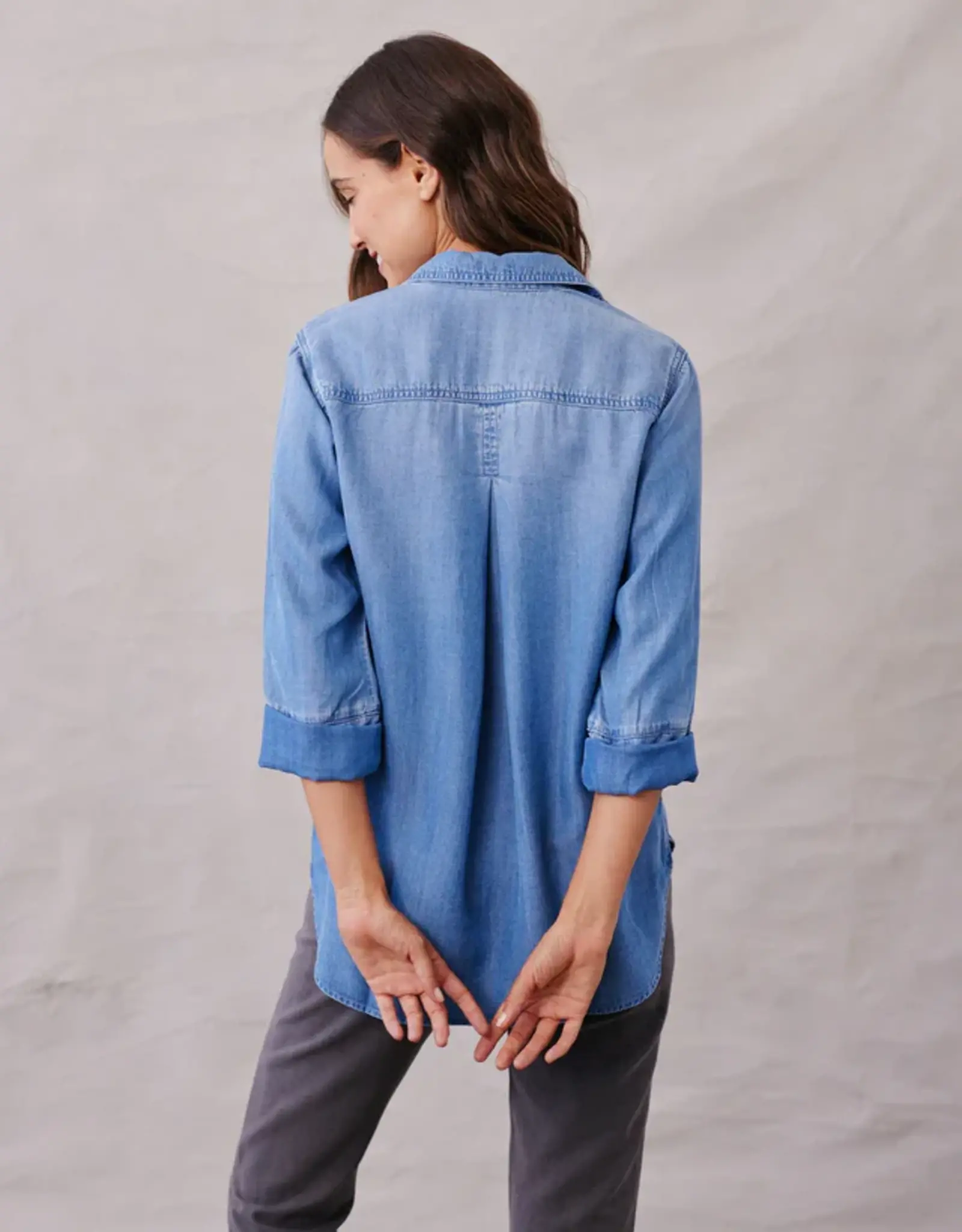 BELLA DAHL SHIRT TAIL BUTTON DOWN DENIM