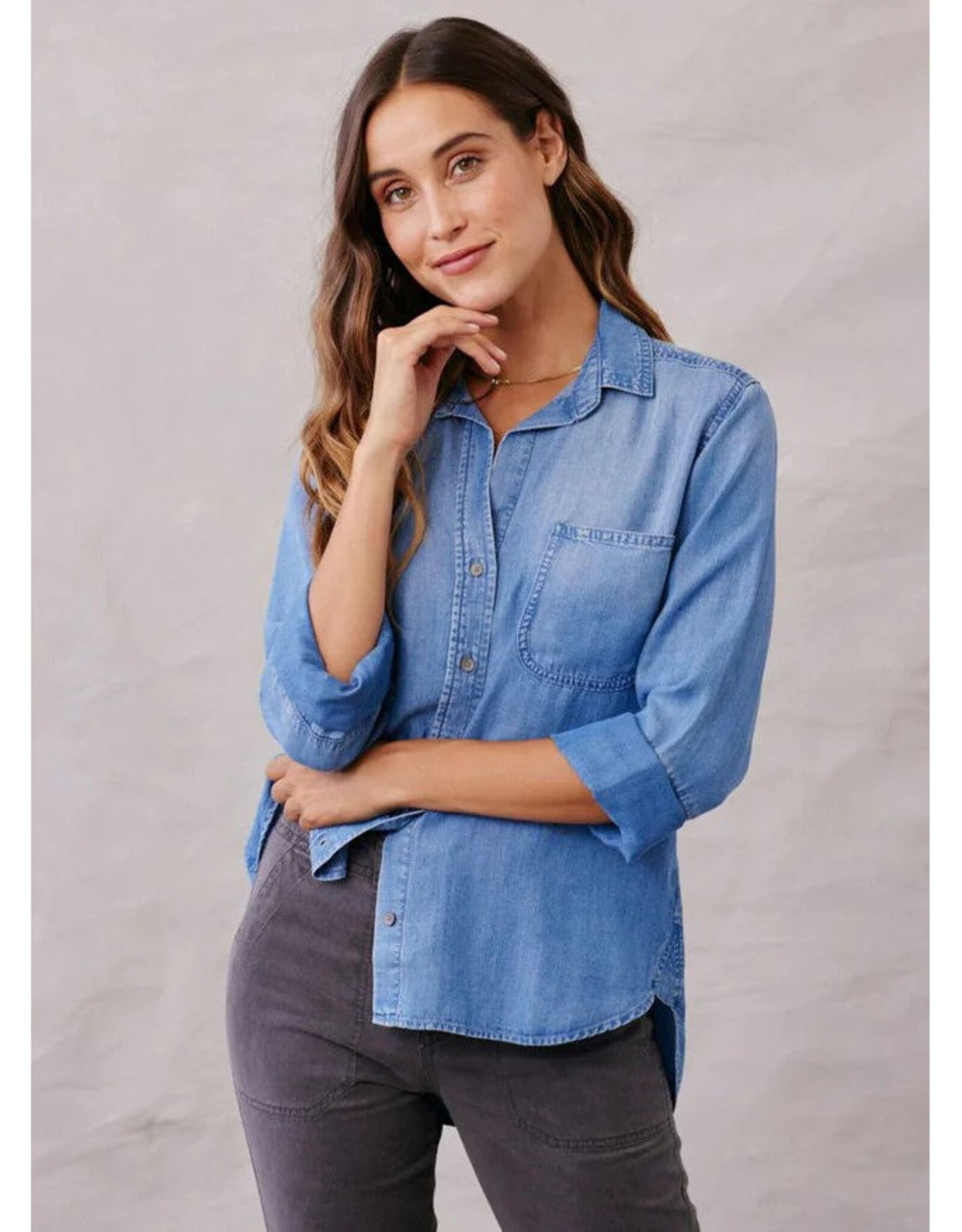 BELLA DAHL SHIRT TAIL BUTTON DOWN DENIM