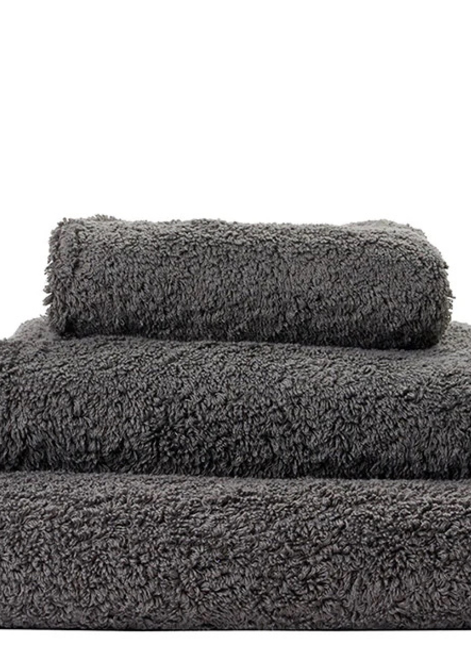 https://cdn.shoplightspeed.com/shops/614084/files/30433766/1652x2313x1/abyss-habidecor-super-pile-gris-towels.jpg