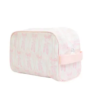 Apple of my Isla The Dopp Kit