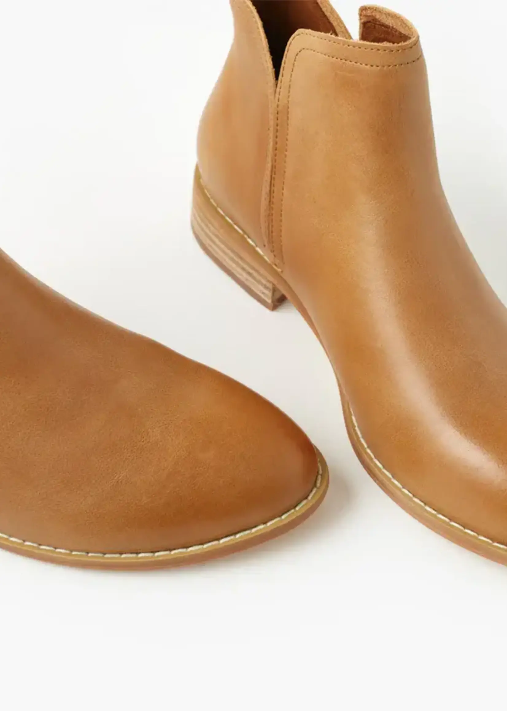 Walnut Douglas Boot Tan