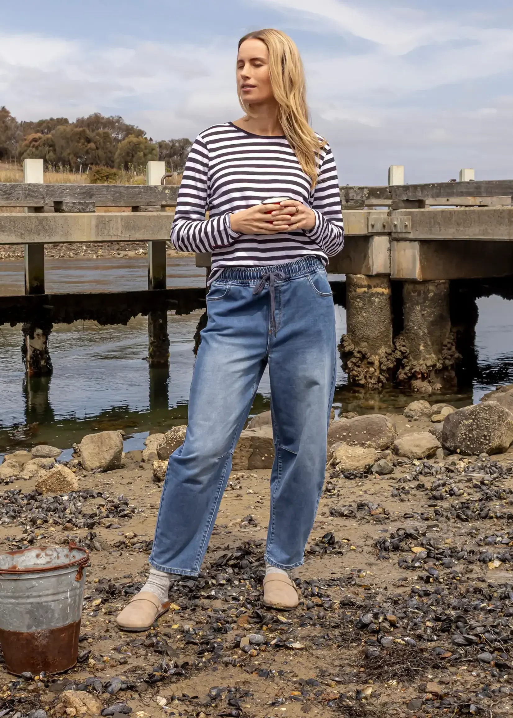 Elm Marta Barrel Leg Jean Mid Blue Wash