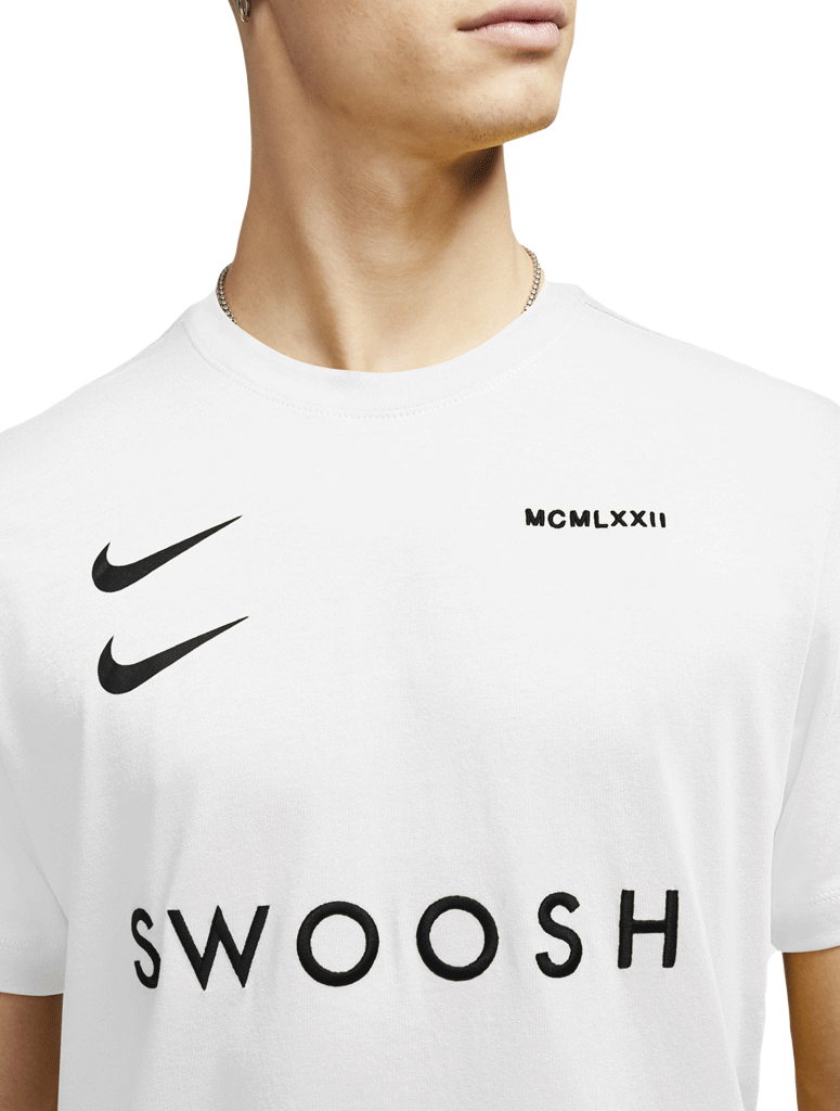 Swoosh перевод. MCMLXXII Nike. Футболка найк свуш. Nike Sportswear Swoosh. Nike MCMLXXII кофта.