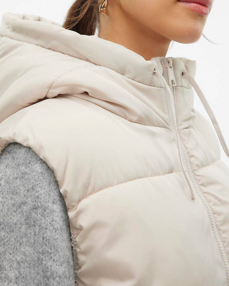 Vero Moda Ligaane Puffer Vest | Off White