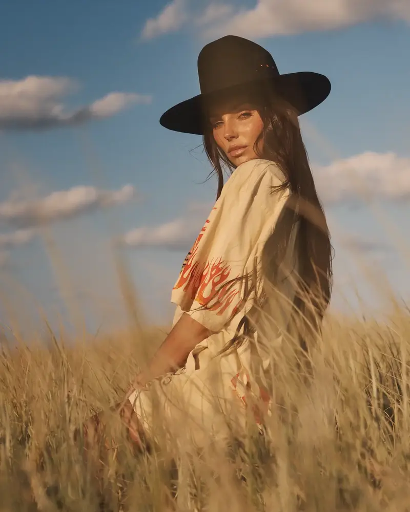 Sabbi The Flaming Cowboy Tee | Sand