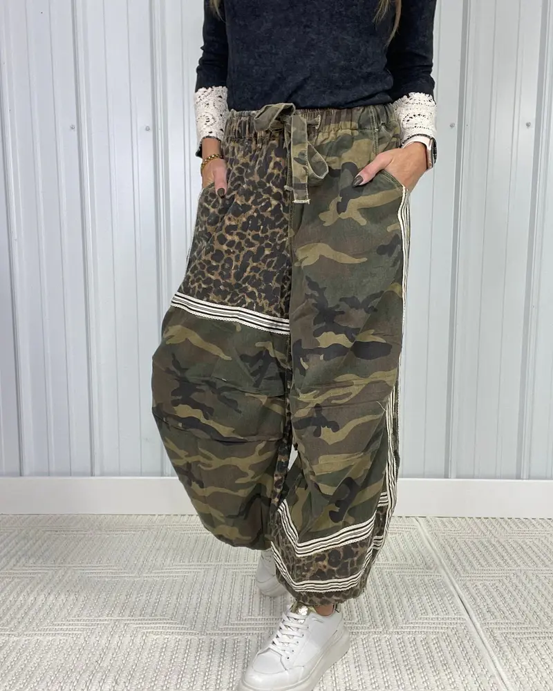Leo-Cam Contrast Band Trim Jogger Pants