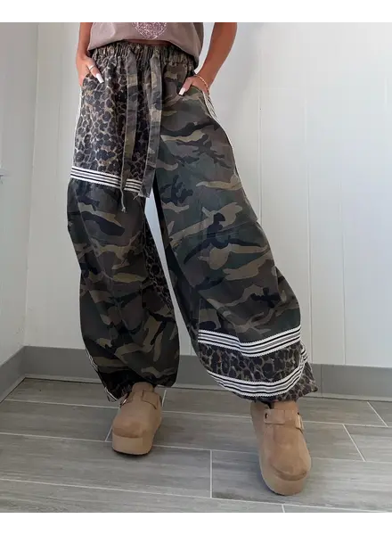 Leo-Cam Contrast Band Trim Jogger Pants