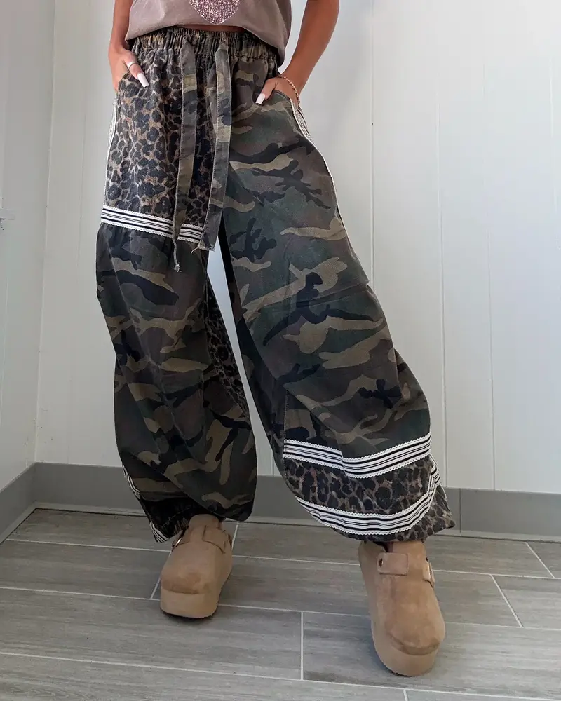Leo-Cam Contrast Band Trim Jogger Pants