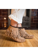 Bottines de danseuse ChêneMatériels:cuir de vachette daim  Doublure du pied :microfibre  Revêtement de l'arbre :Non doublé  Hauteur de la tige :5"  Circonférence de l'arbre :10,5"  Seul:Semelle en caoutchouc tortue  Broderie:Janice Parsons  Conception de