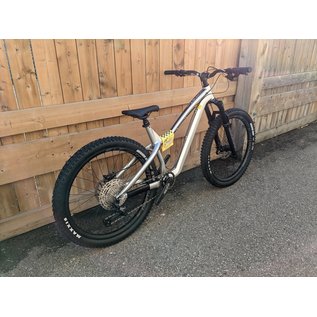 2023 Dartmoor Hornet Pro, 27.5" wheels, glossy Dark Chrome, Large