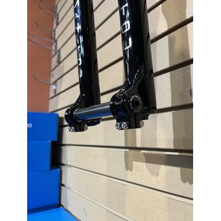 Manitou Circus Expert Suspension Fork - 26", 100 mm, 20 x 110 mm, 41 mm Offset, Gloss Black, Straight Steerer