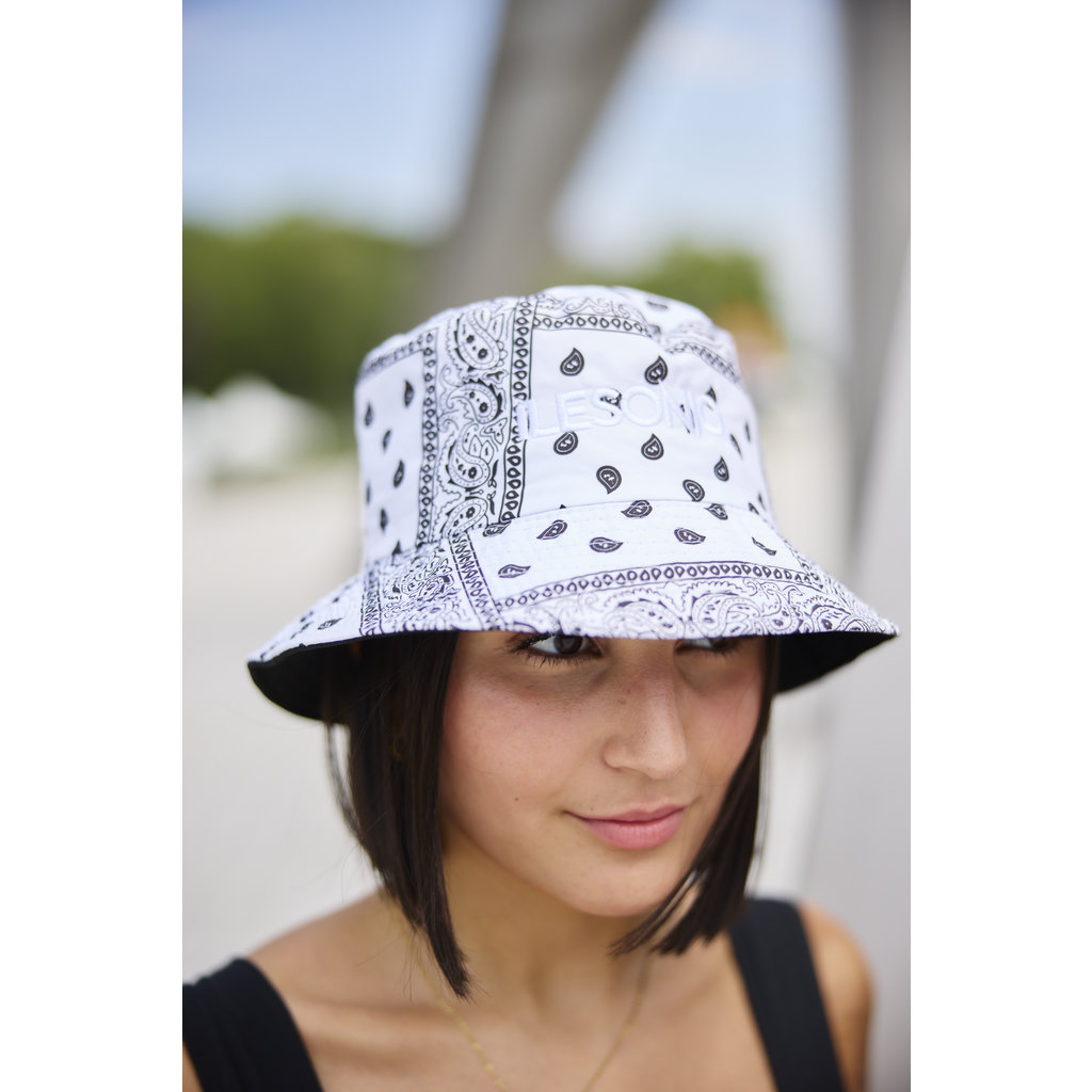 Hip and Bone Chapeau blanc style "Bucket" réversible paisley îLESONIQ 2022