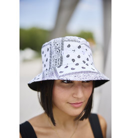 Hip and Bone îLESONIQ 2022 Reversible White Bucket Hat Paisley