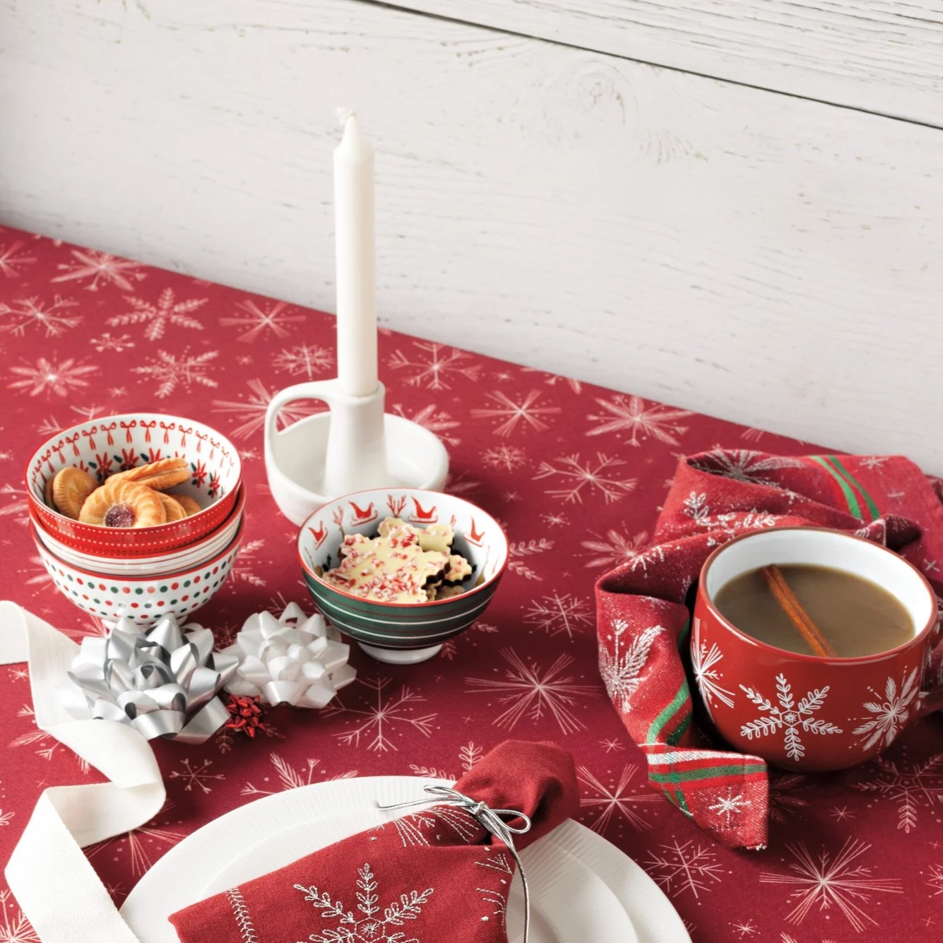 Danica Wreaths Stamped Bowl 4in