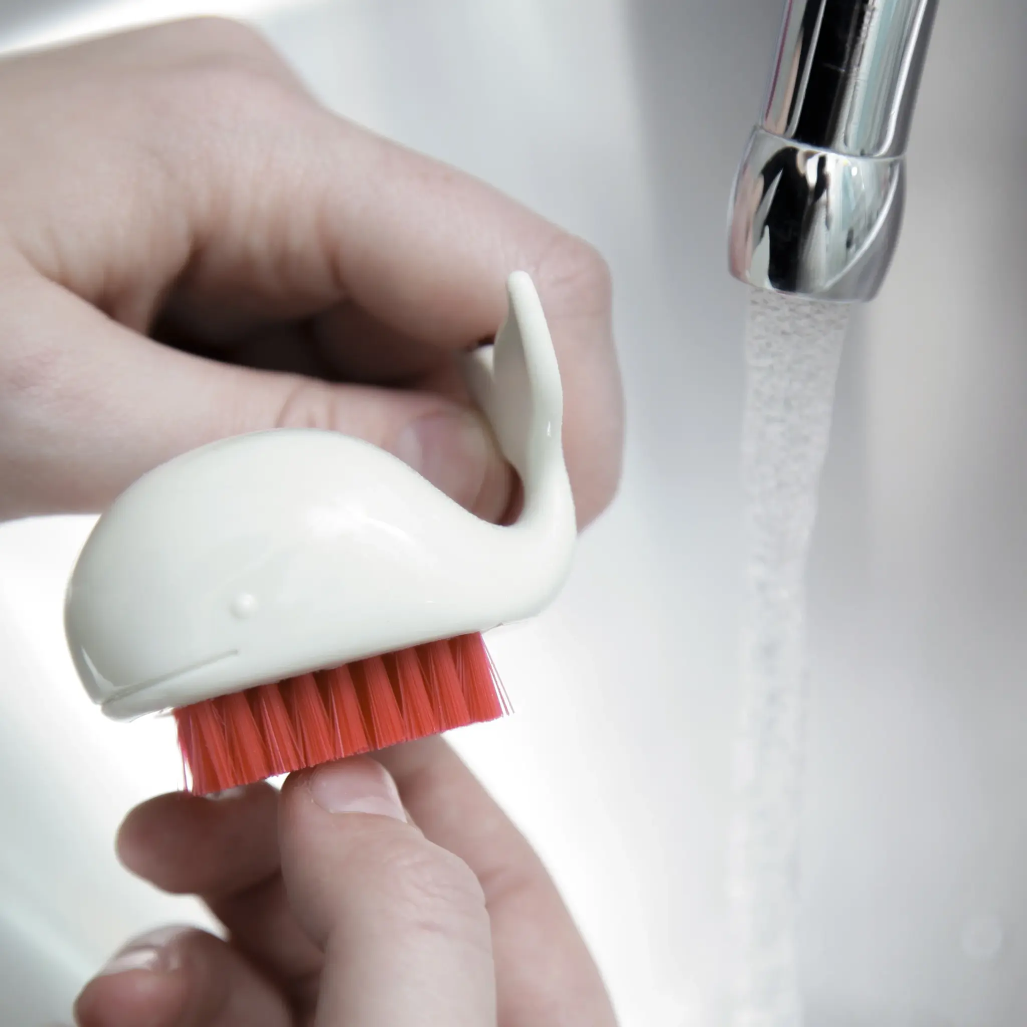 Kikkerland Whale Nail Brush