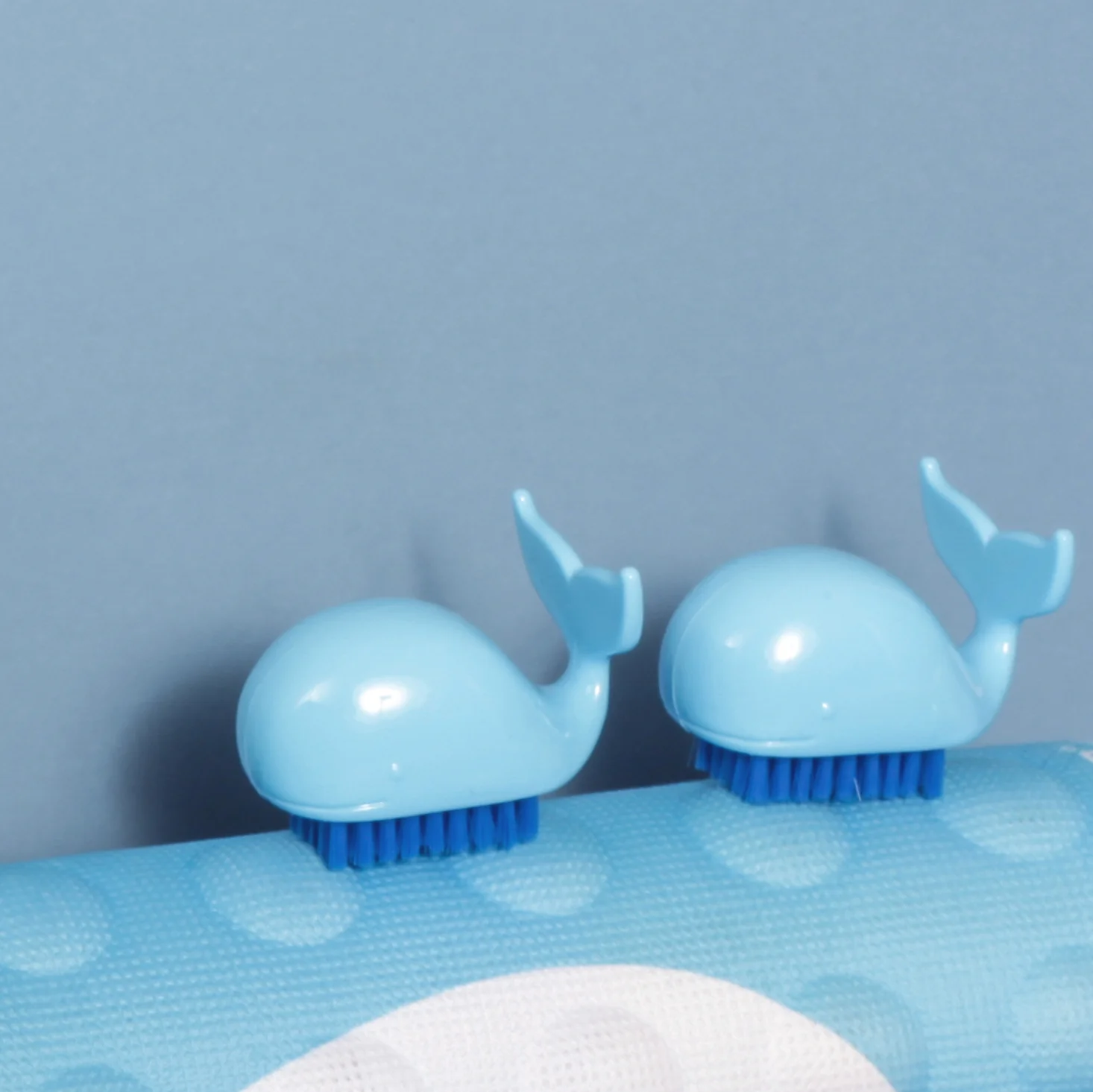 Kikkerland Whale Nail Brush