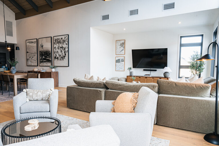 Romano Sofa Avalon swivel chair