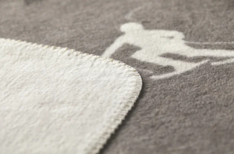 Savona "Skiers" Throw