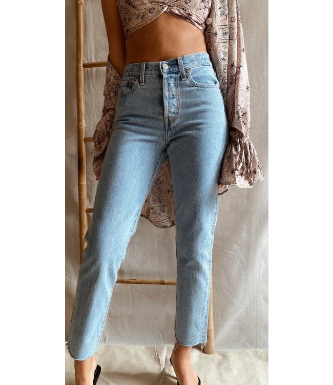 https://cdn.shoplightspeed.com/shops/614937/files/44795095/650x750x2/levis-womens-wedgie-straight.jpg