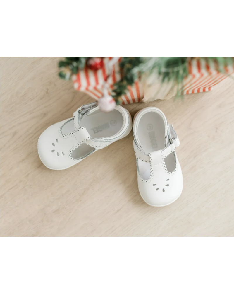 Dottie Scalloped Perforated MJ {White}