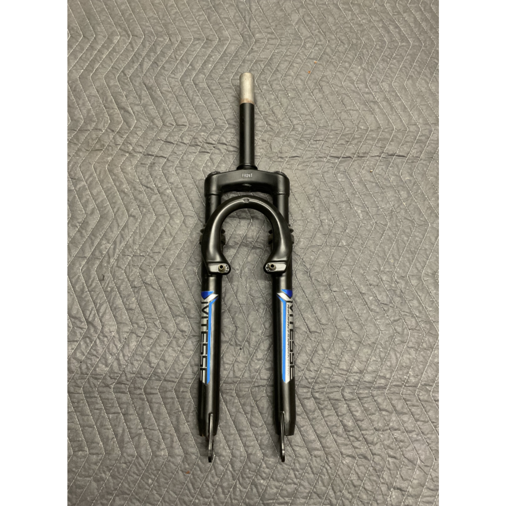 Vitesse 29” Front Suspension Bicycle Fork (Matte Black & Blue) 1 1/8" Threadless 7 3/4” Steer Tube
