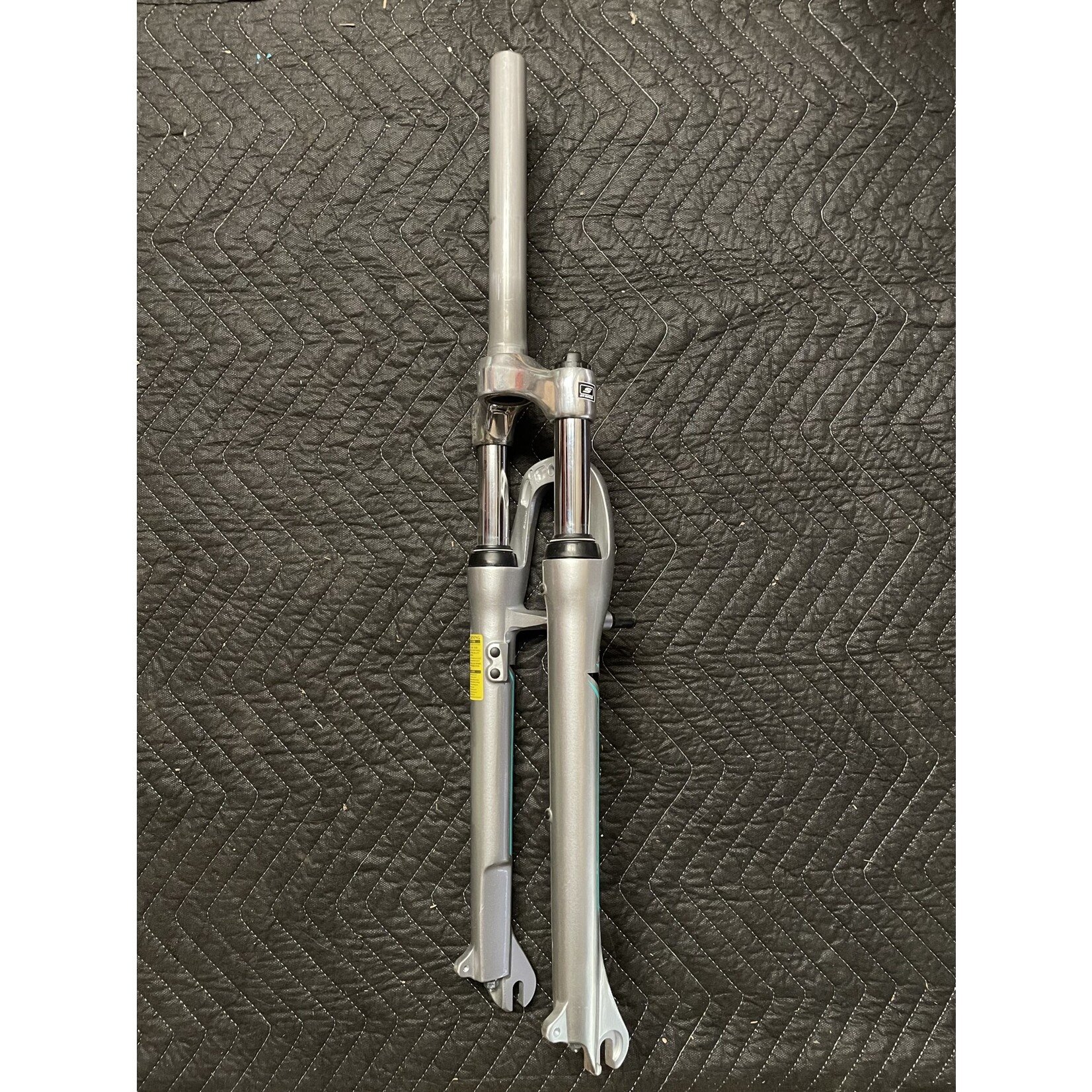 Vitesse 700C Threadless Suspension Fork 9” x 1 1/8"Steer Tube (Silver and Teal)
