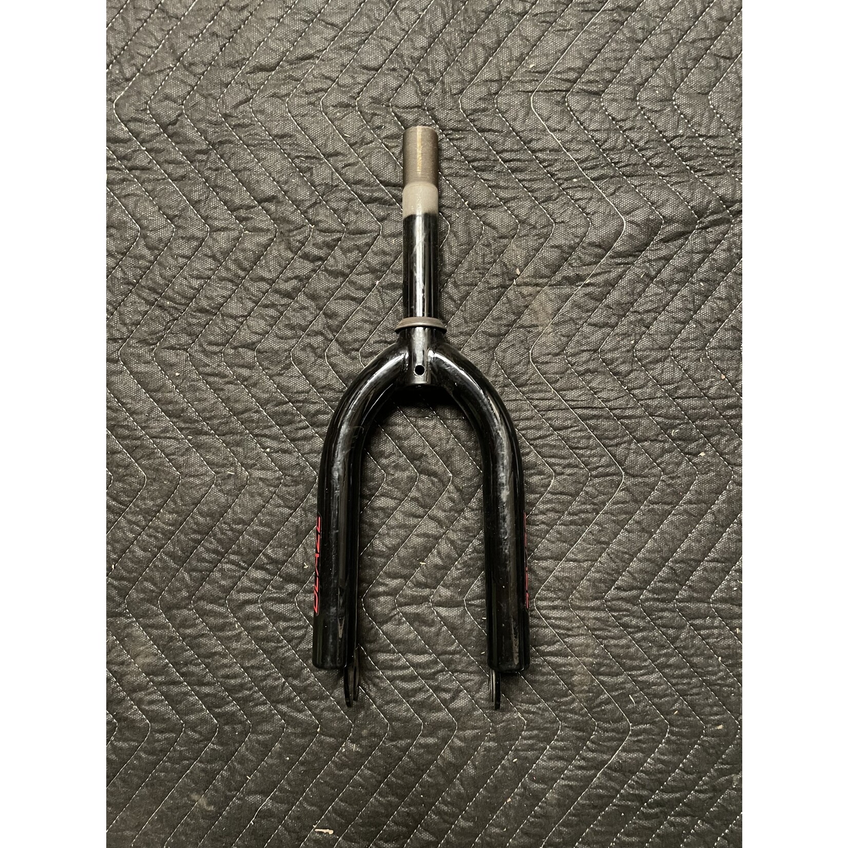 Kent 12” Avigo Blaze Children’s Bicycle Fork 5 1/4” Steer Tube (Black & Red)