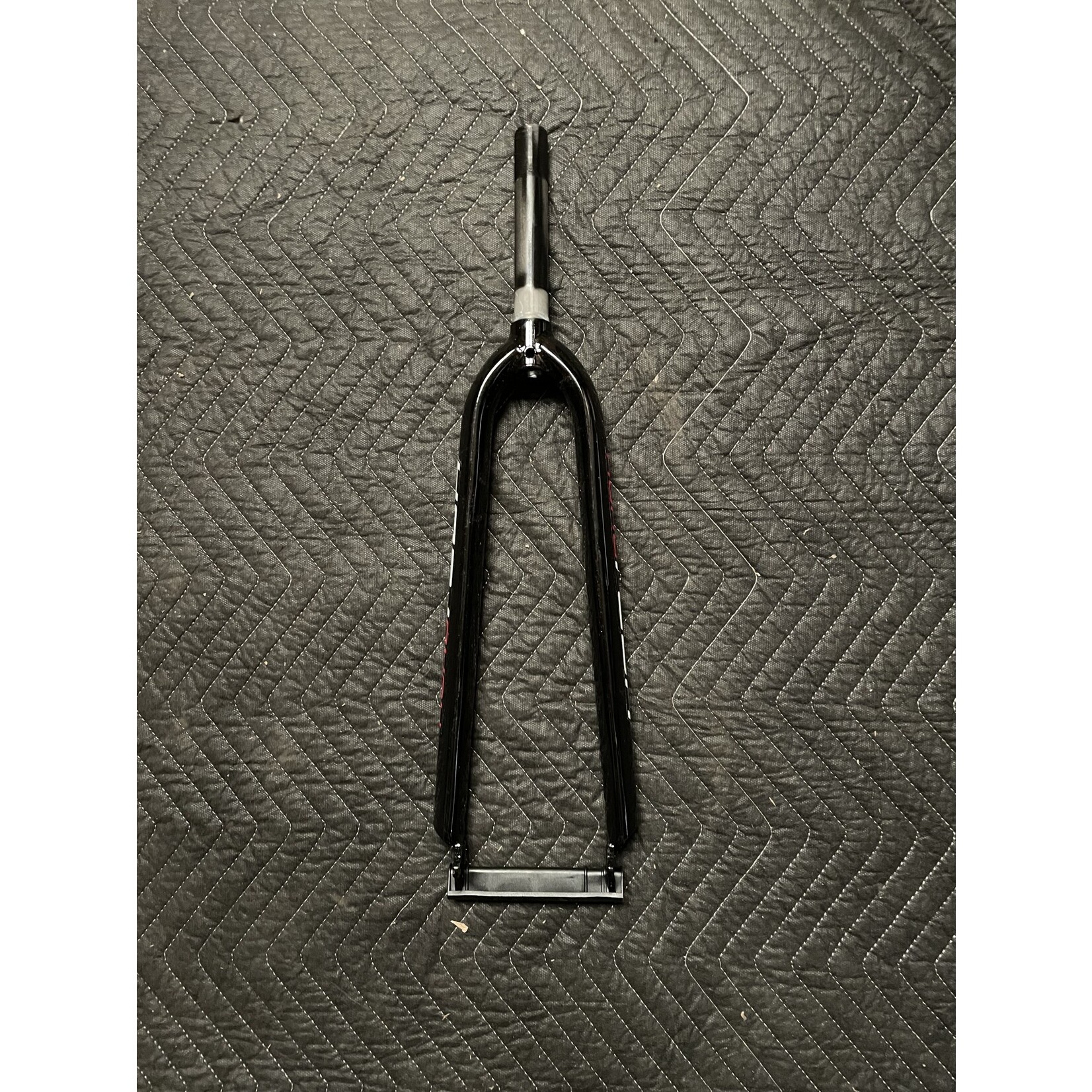 Road Tech  1” x 6” Threaded 27" Bicycle Fork (Black & Red)