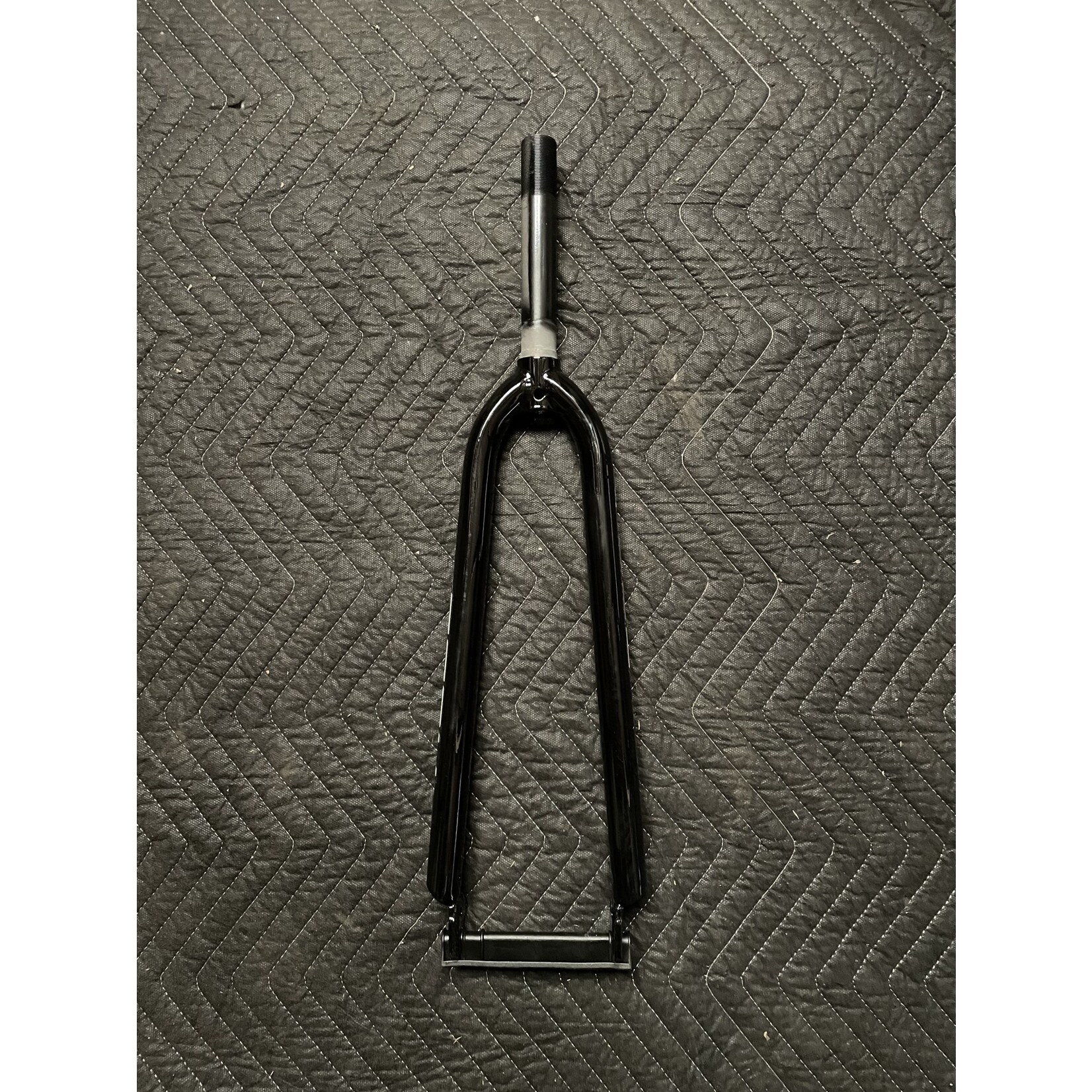 Road Tech  1” x 6” Threaded 27" Bicycle Fork (Black & Red)