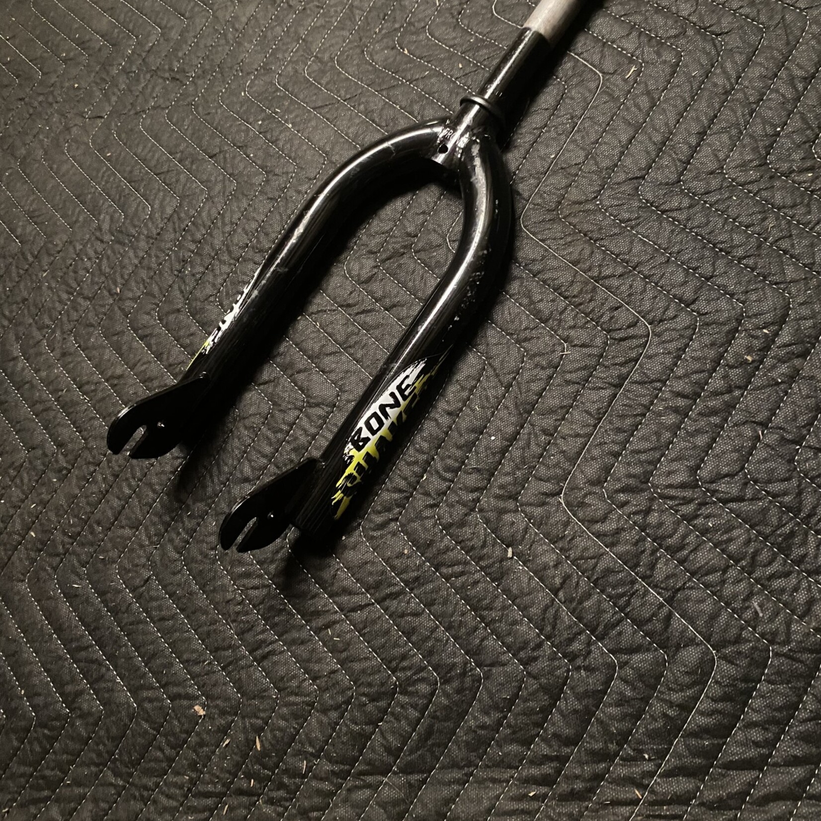 Bone Shaker 1” x 5 1/2” Threaded 18” Bicycle Fork (Black/Yellow)