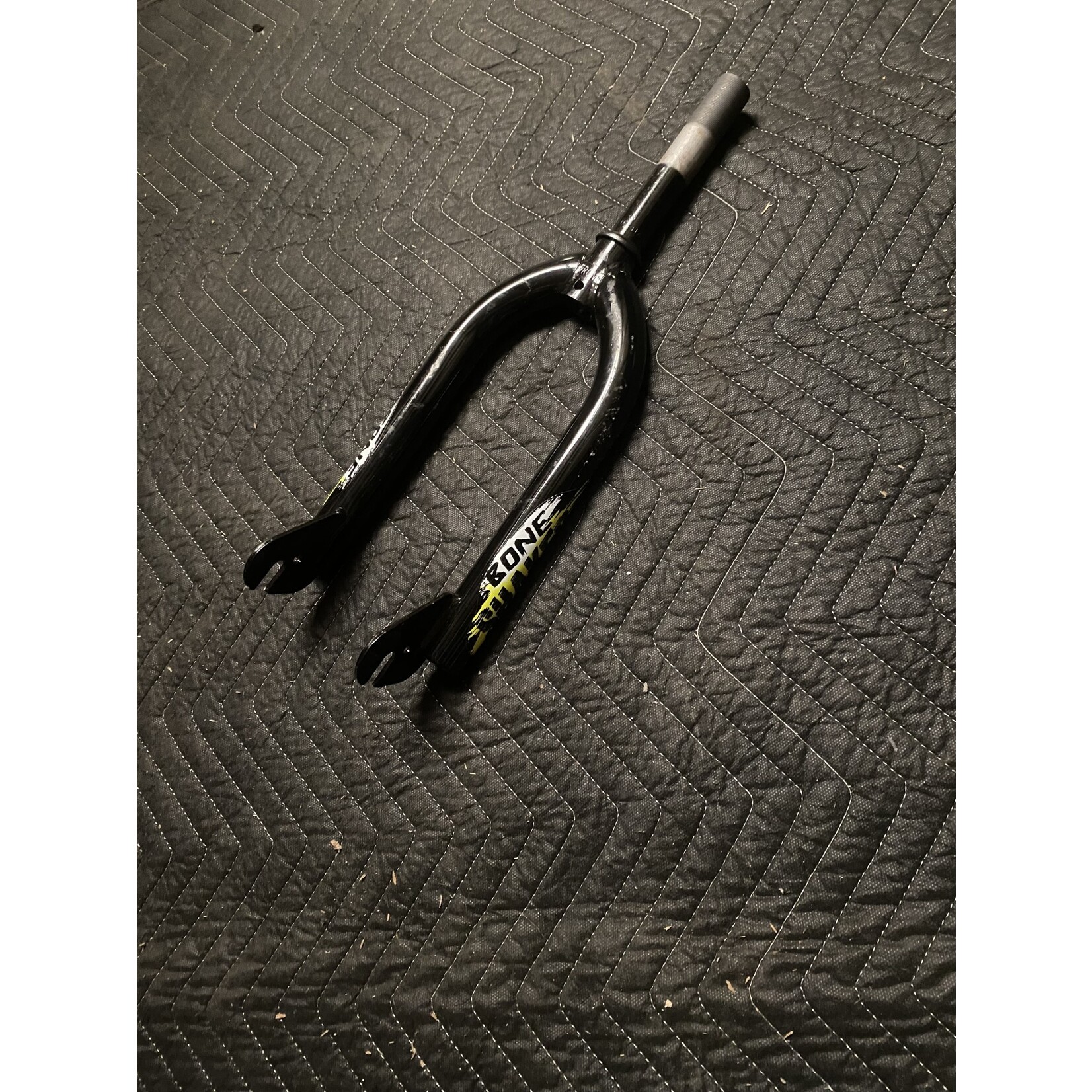 Bone Shaker 1” x 5 1/2” Threaded 18” Bicycle Fork (Black/Yellow)