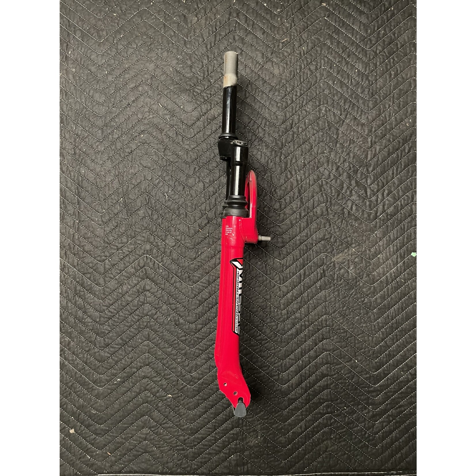 Vitesse 1” x 6” Threaded 27.5” Suspension Fork (Red & Black)