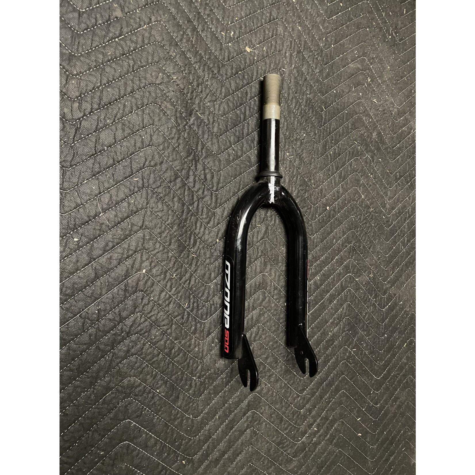 Ozone 500 1" x 5 1/4” Threaded 16" Bicycle Fork (Black/Red)