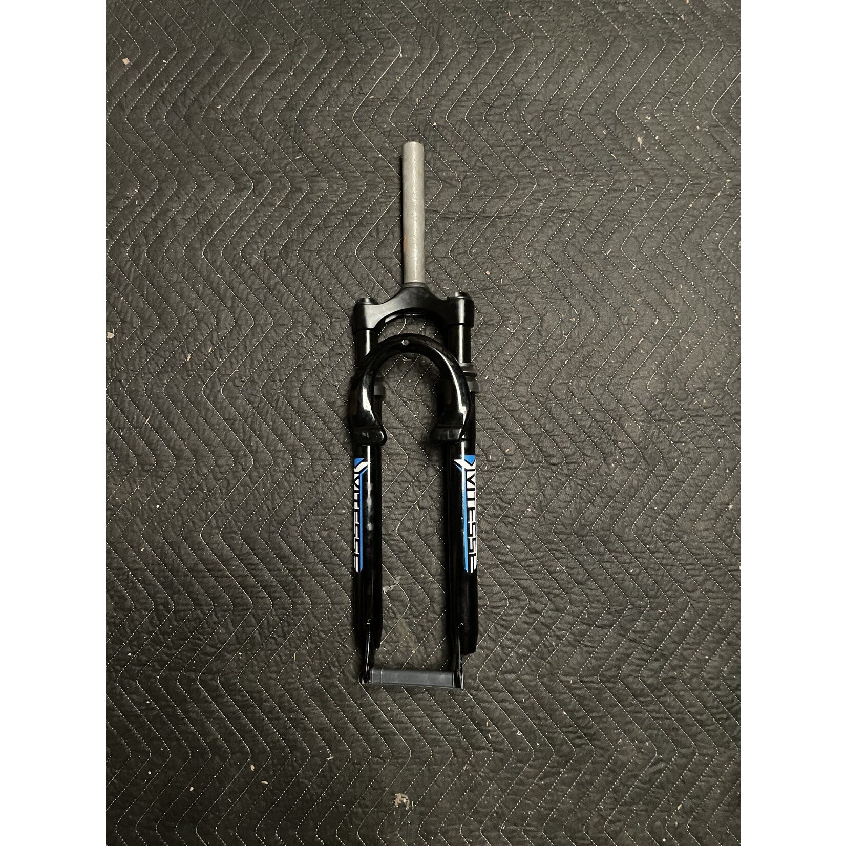 Vitesse 1” x 7 1/4” Threaded 29” Suspension Disc Brake Bicycle Fork (Gloss Black & Blue)