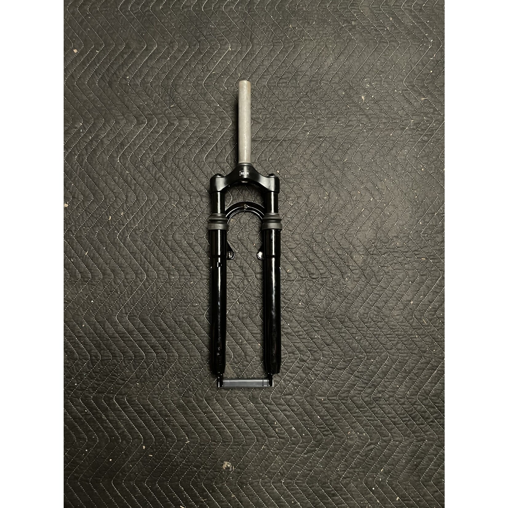 Vitesse 1” x 7 1/4” Threaded 29” Suspension Disc Brake Bicycle Fork (Gloss Black & Blue)