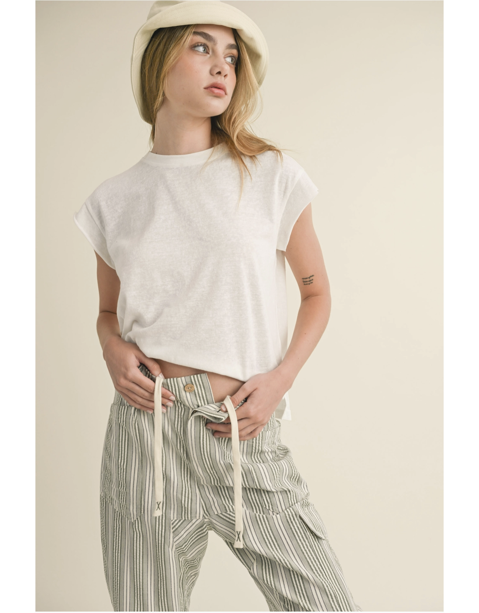 LIGHT WEIGHT T SHIRT W/ SLEEVE DETAIL