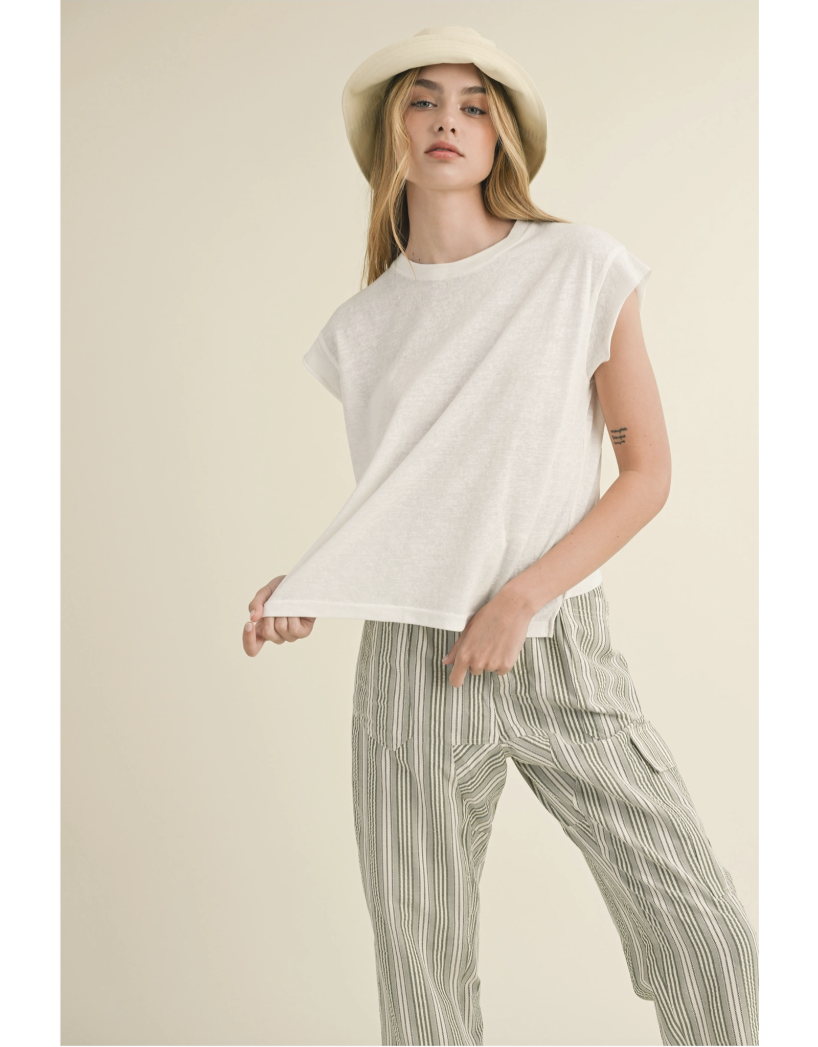 LIGHT WEIGHT T SHIRT W/ SLEEVE DETAIL