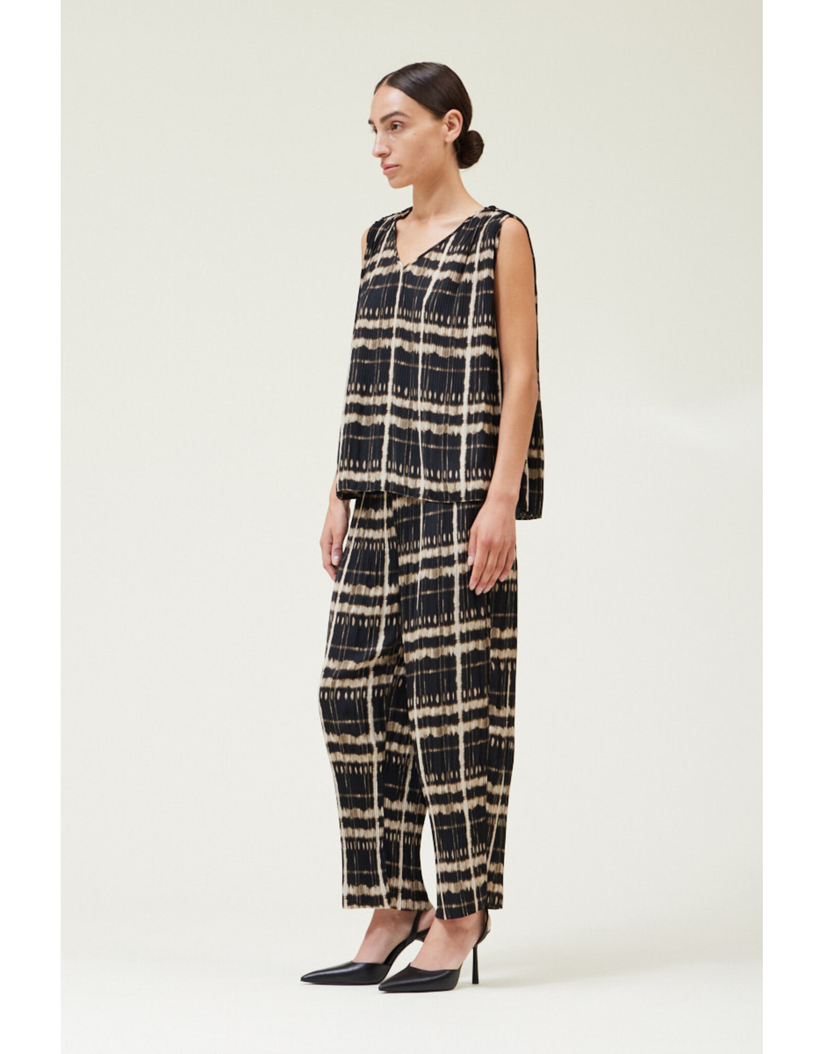 ACCORDIAN PLEAT SLEEVELESS PRINT TOP