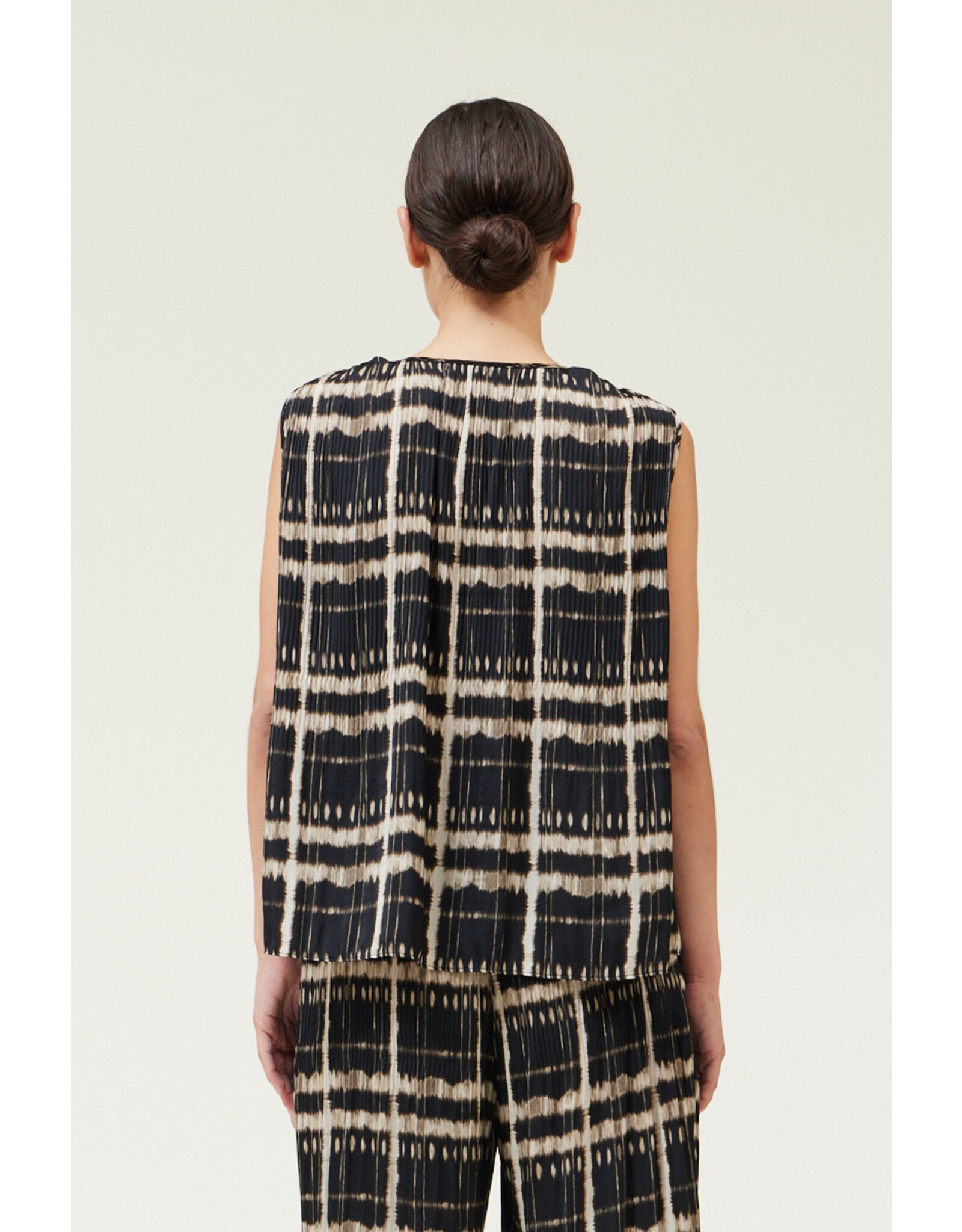 ACCORDIAN PLEAT SLEEVELESS PRINT TOP