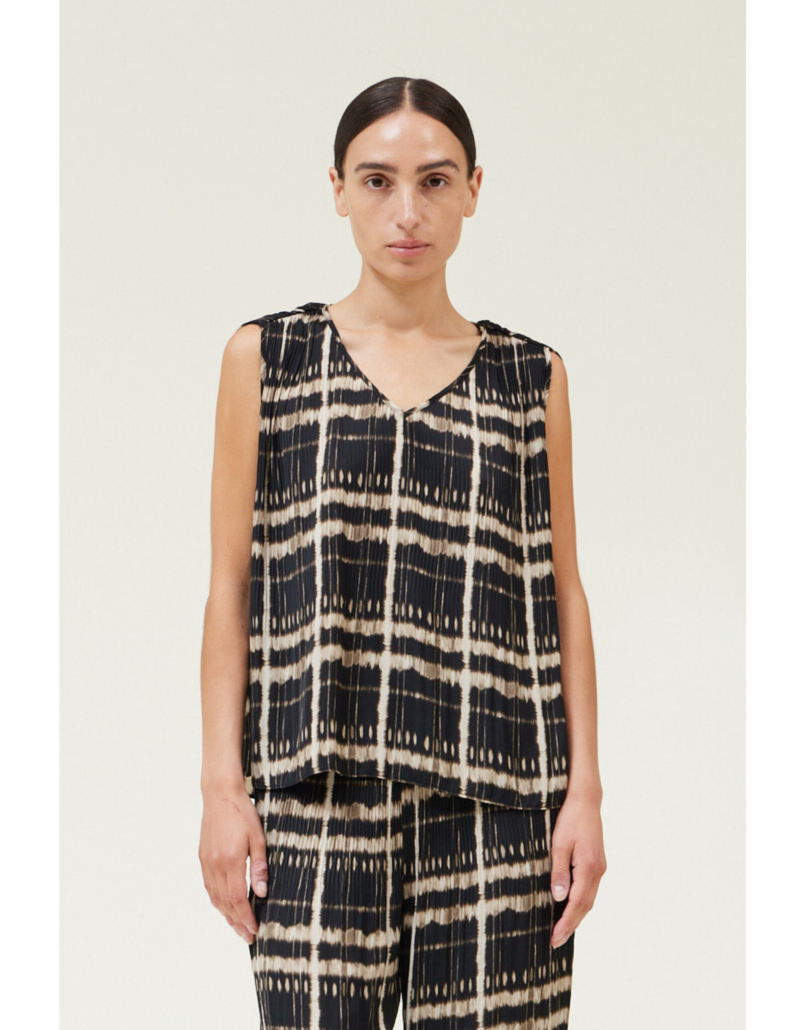 ACCORDIAN PLEAT SLEEVELESS PRINT TOP