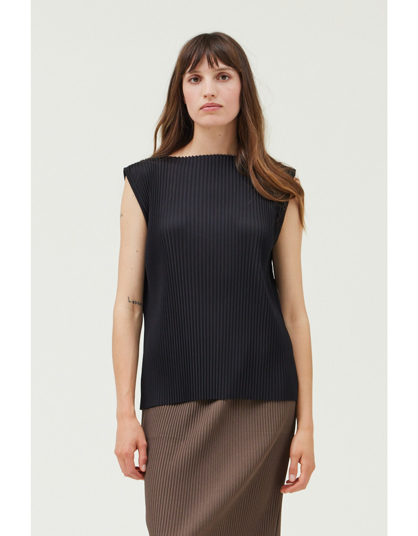 ACCORDIAN PLEAT SLEEVELESS TOP