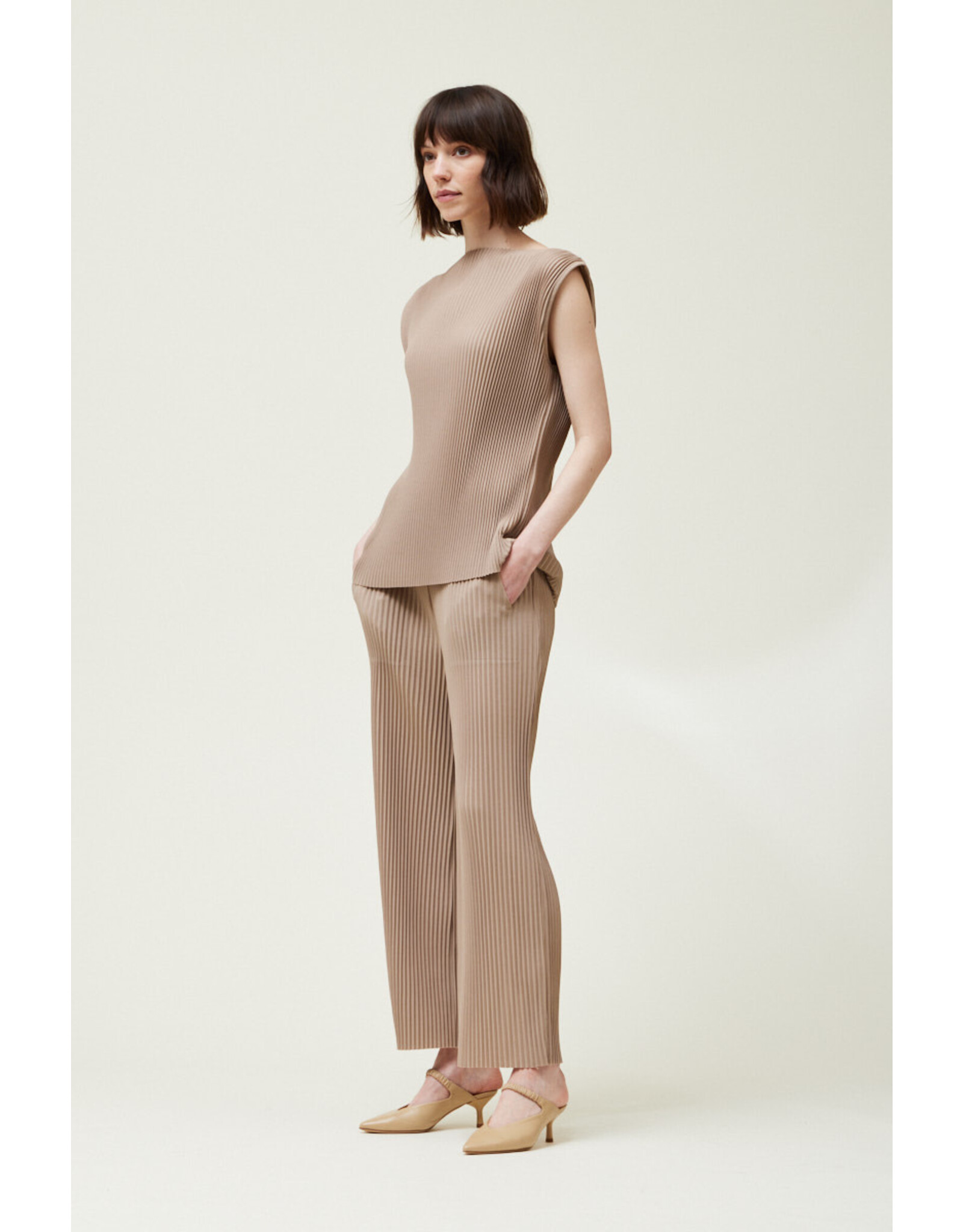 ACCORDIAN PLEAT SLEEVELESS TOP