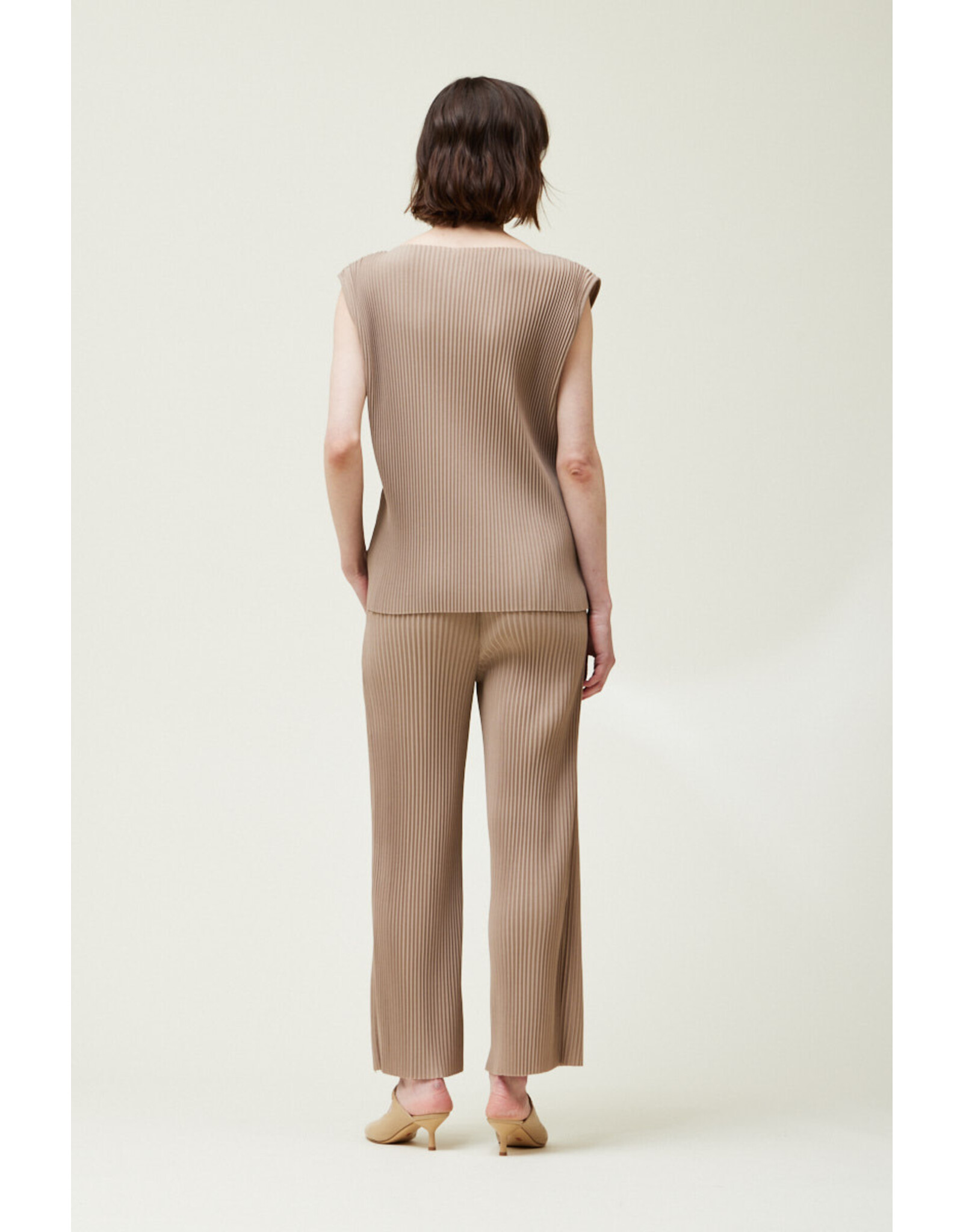 ACCORDIAN PLEAT SLEEVELESS TOP