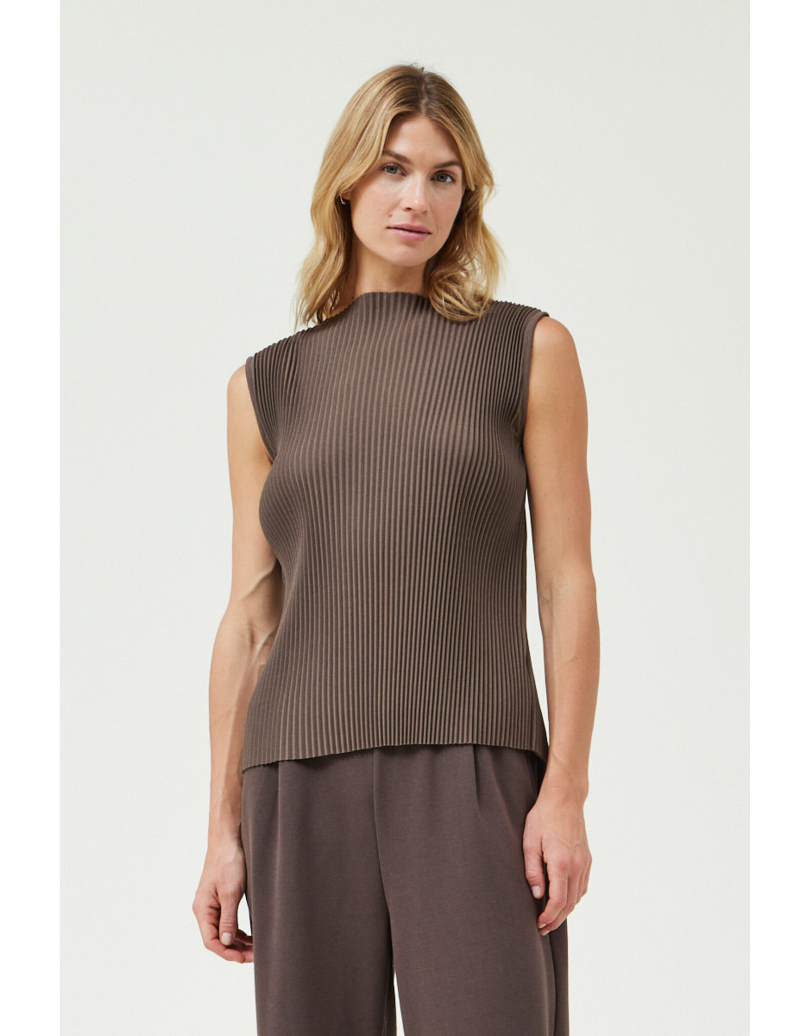 ACCORDIAN PLEAT SLEEVELESS TOP