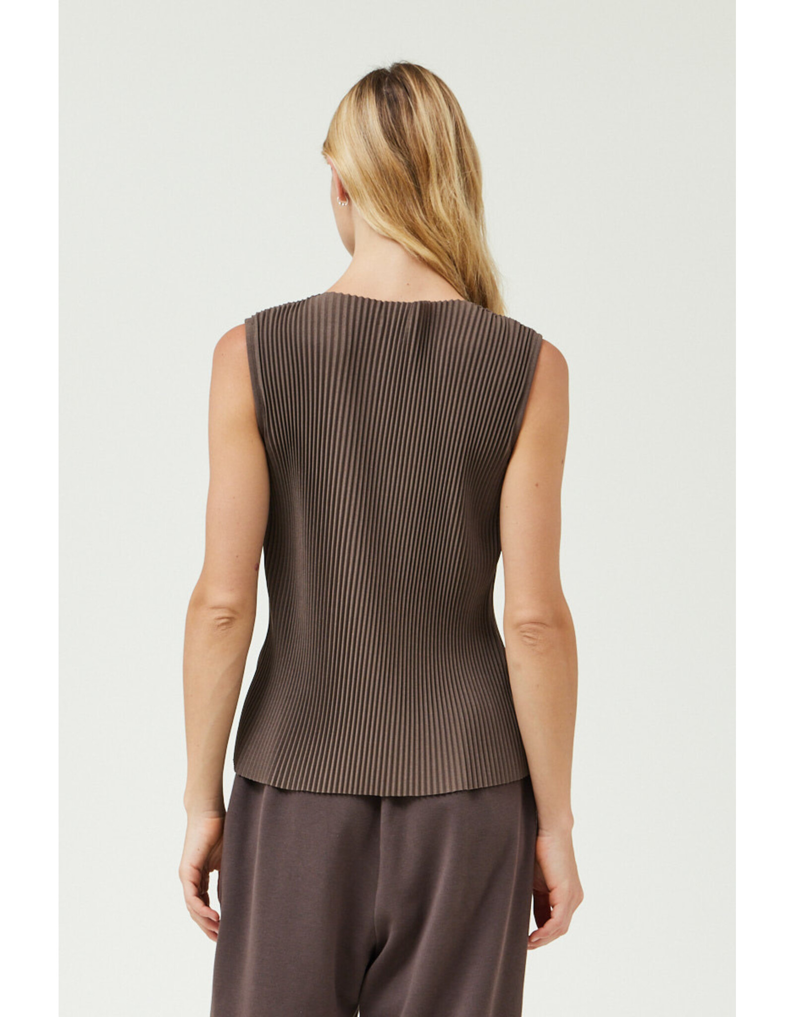 ACCORDIAN PLEAT SLEEVELESS TOP